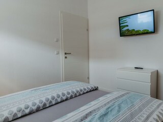 Schlafzimmer mit TV Wohnung Marlena
