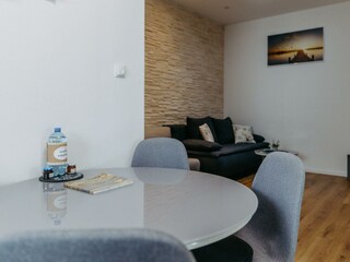 Blick aus der Küche ins Wohnzimmer Wohnung Marlena