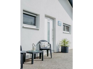 Sitzmöglichkeit vor der Wohnung Marlena