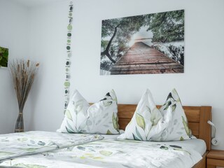 Ferienwohnung Nussbaumblick Schlafzimmer Grün Bild