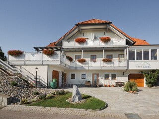 Gästehaus im Sommer