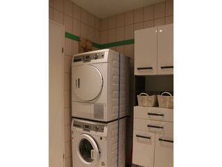 Waschküche mit Waschmaschine und Wäschetrockner