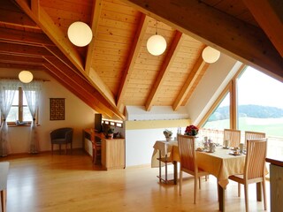 Wohnzimmer mit Esszimmer