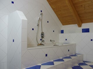 Badezimmer mit Badewanne