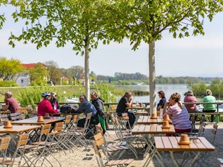 unser Gastgarten donAu-Standl
