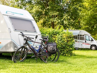 Großräumige Stellplätze