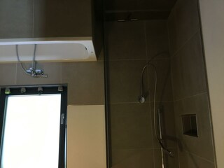 Badewanne und Dusche