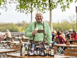 Biersommelier Arnold beim Verkosten