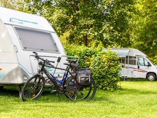 Großräumige Stellplätze