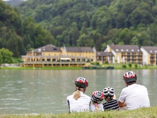 Blick vom anderen Donauufer auf das Riverresort
