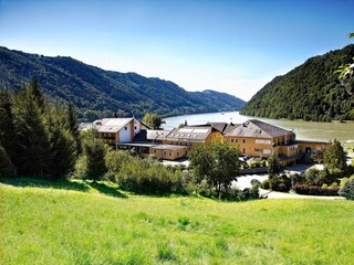 Blick auf das Hotel und die Donauschlinge