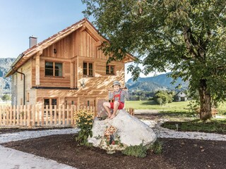 Der kleine Holzknecht vorm Haus