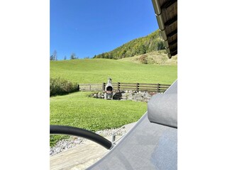 Wiese mit Gartengrill