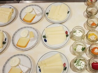 Käseauswahl am Frühstücksbuffet