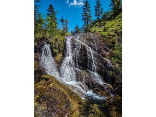 Wasserfall vorm Haus