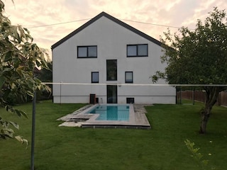 Rückseite des Hauses mit Pool
