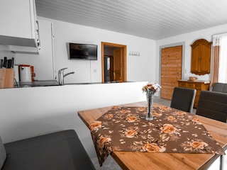 Küche mit gemütlicher Sitzecke und Couch