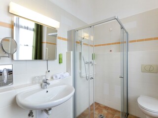 doppelzimmer-dusche-jufa-hotel-schloss-roethelstei