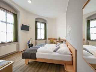 doppelzimmer-spiegel-jufa-hotel-schloss-roethelste