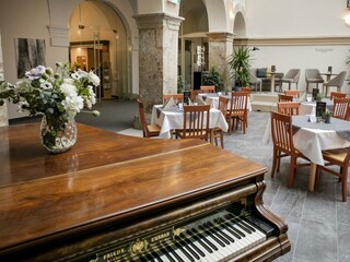 fluegel-lobby-jufa-hotel-roethelstein