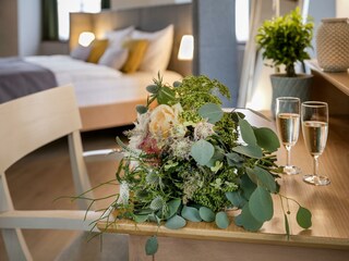 blumen-arrangement-sektglaeser-jufa-hotel-roethels