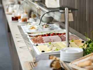 buffet-wurst-kaese-jufa-hotel-roethelstein