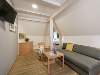 doppelzimmer-plus-turmzimmer-sofa-jufa-hotel-schlo