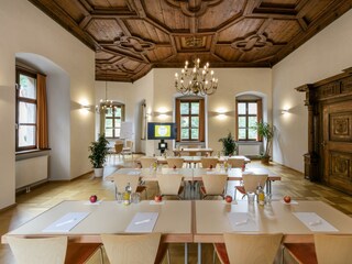 seminarraum-tische-frontalansicht-jufa-hotel-roeth