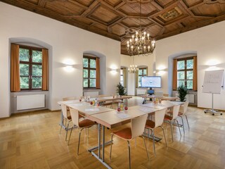 seminarraum-tische-bildschirm-jufa-hotel-roethelst