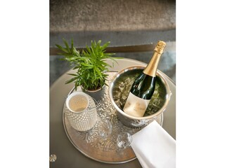 sektflasche-kuehler-tisch-jufa-hotel-roethelstein