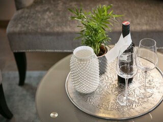 weinflasche-glaeser-kuehler-jufa-hotel-roethelstei