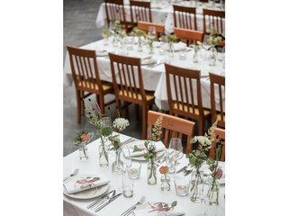 gedeckte-tische-stuehle-jufa-hotel-roethelstein