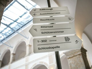 wegweiser-lobby-jufa-hotel-roethelstein