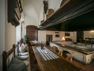 rauchkuchl-bank-tisch-feuer-esse-jufa-hotel-roethe