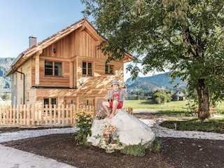 Der kleine Holzknecht vorm Haus