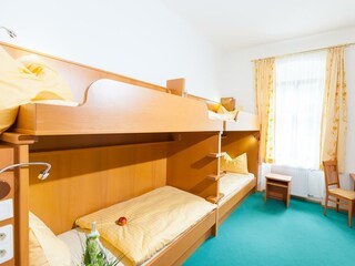 Stockbett- oder Vierbettzimmer