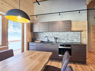 Voll ausgestattete Küche mit Sitzmöglichkeit