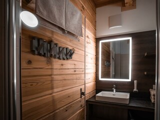 Blick in das moderne Badezimmer