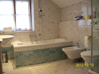 Bad-Dusche-WC-Wohng.