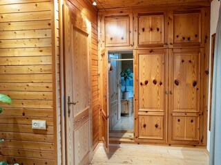 Schrankwand mit Durchgang zum Doppelzimmer