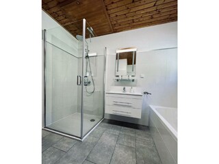 Badezimmer mit Dusche und WC