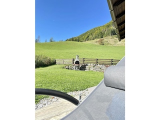 Wiese mit Gartengrill