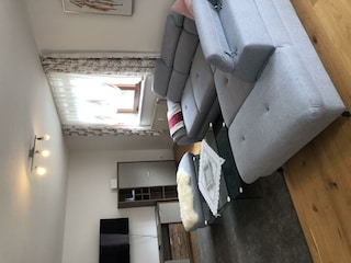 Wohnzimmer mit großer, gemütlicher Couch