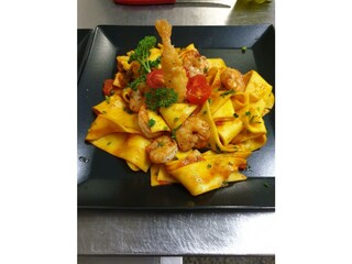 Garnelen auf Tomaten-Basilikum-Parpadelle