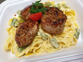 Schweinsfilet auf Tagliatelle mit Spargel