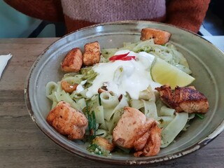 Lachs auf Kürbiskernnudeln