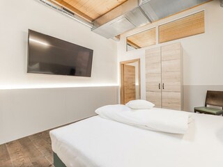 Schlafzimmer mit XXL-TV