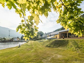 Terrasse der SeeCharlets mit Seeblick