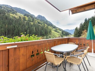 abgetrennter Balkon mit Bergblick