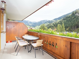 abgetrennter Balkon mit Terrassenmöbel